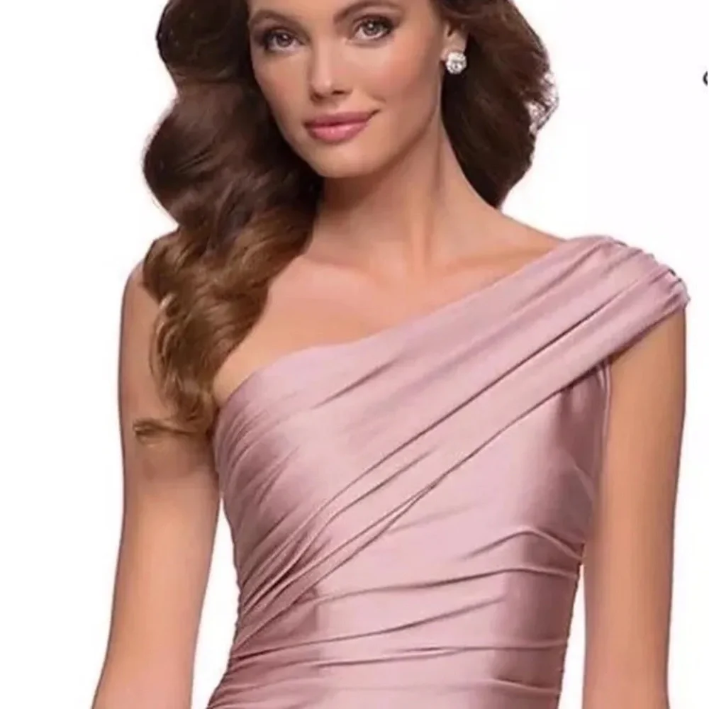 ✔️#91 BRAND NEW LA FEMME GOWN - Picture 1 of 6